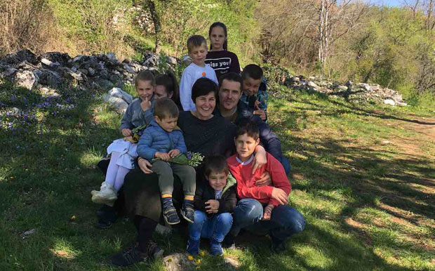 Стоматолози из Бачке Паланке уживају са потомцима: Круна љубави 10 деце